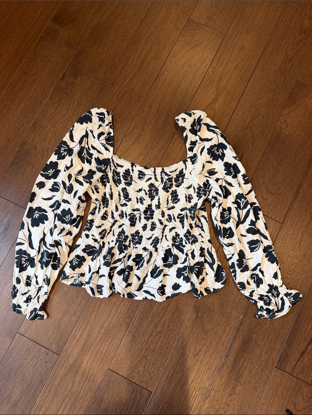 Dizzy Lizzy Black Floral Smocked Long-Sleeve Top - Medium - C67-125